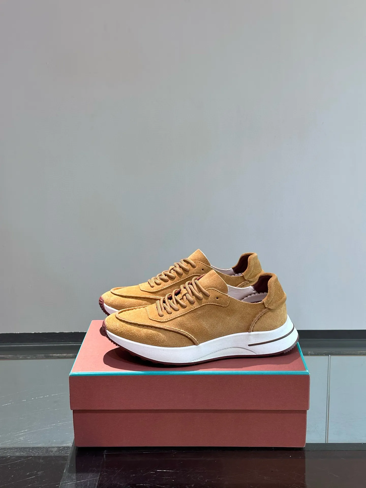 Factory price: 540💰Loro men's shoes💰iana niche Loro classic jogging shoes, men's lace-up casual shoes and sneakers, high-quality lightweight and comfortable fabrics, suitable for outdoor leisure, the color scheme is young and energetic, and it looks great with sportswear or casual suits! Size: 39-46 (customized sizes of 45 and 46 are non-refundable)